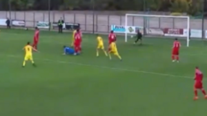 Ollózós góllal juttatta tovább csapatát a hős kapus, ez Puskás-díjra is esélyes