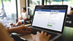 Tömegesen tiltja ki az embereket a Facebook, láthatóan minden ok nélkül