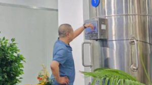 Kiakadtak a kínaiak a férfire, aki lefagyasztva őrzi a feleségét, de közben újra szerelmes lett