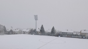 Megbénította az országot a havazás: több jármű elakadt, autók csúsztak árokba