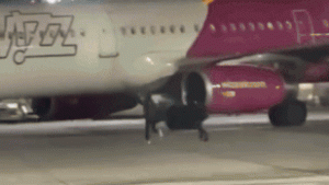 „Várjatok meg!” – két román férfi a kifutópályán próbálta leinteni a Wizz Air gépét, mint egy buszt