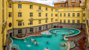 Felfüggesztik a nyugdíjasok kedvezményeit két budapesti fürdőben