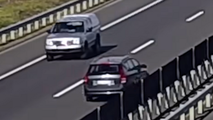 Forgalommal szemben, a belső sávban haladt egy sofőr az M35-ös autópályán