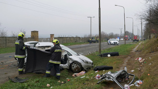 Egy 25 éves nő vesztette életét az aszódi balesetben, a karambolt okozó sofőr kiugrott az autóból, és elmenekült
