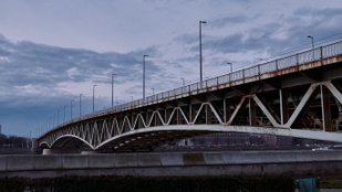 Lassan megeszi a rozsda, napirenden az egyik budapesti híd sorsa