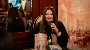 A turisták csak szelfiztek, de ő letette az asztalra a valódi történetet