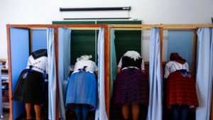 Magyarországon a demokrácia eszméje másodlagos, személyi kultuszok csapnak össze