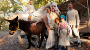 Óriási a felháborodás, amiért a hatóságok szétválasztottak egy vadonban élő önellátó családot