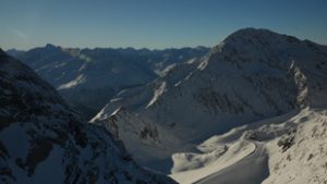 Nyolc síelőt temetett be egy lavina Ausztriában, többen megsérültek