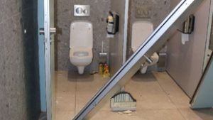 Töltőgázt akart szívni, rárobbant a WC egy budapesti bevásárlóközpontban