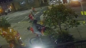 Szürreális jeleneteket rögzített a kamera, biciklivel lopott el egy két és fél méteres szobrot a tolvaj