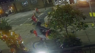 Szürreális jeleneteket rögzített a kamera, biciklivel lopott el egy két és fél méteres szobrot a tolvaj