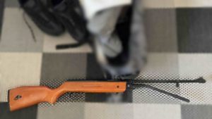 Légpuskával vadászott a járókelőkre három tinédzser egy budapesti erkélyen