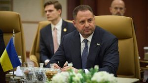 Belebukott a korrupciós botrányba, lemondott Volodimir Zelenszkij kulcsembere