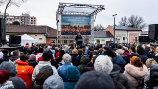 A szabolcsi 1-es kerület Tisza-jelöltjének is van zebrája, de nem otthon, hanem a kifutón