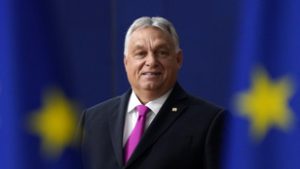 Cuki ünnepi képsorokkal üzente meg Orbán Viktor: migránsok, Brüsszel, napi egymillió euró