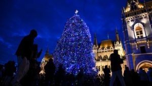 Felkapcsolták az ország karácsonyfáját díszítő fényfüzért a Kossuth téren