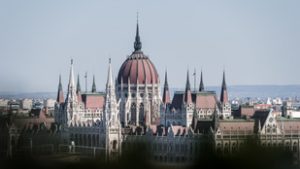 Döntött az Országgyűlés, mostantól nem lesznek vetélytársai a 26 évig tartó kocsmapernek