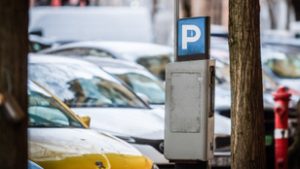 Változás jön a budapesti közúti parkolásban, a két ünnep közötti munkanapokon fizetni kell