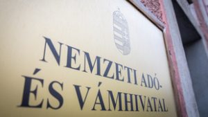 Mintegy nyolcezer vállalkozónak küldhet figyelmeztető levelet a NAV