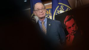 Furcsa magyarázattal állt elő a pikáns tartalmakat habzsoló 71 éves politikus