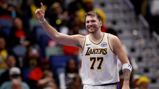 1600 lóerős, másfél milliárd forintos Batmobillal dönget Amerika egyik legnagyobb sztárja