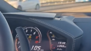 Facebook-videóval henceg a Lambóval repesztő sofőr, aki versenypályának nézte az Árpád hidat