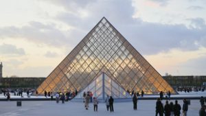 A Louvre emeli a jegyárakat, de csak a nem európaiak számára