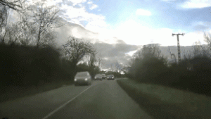 Beláthatatlan kanyarban, a tiltás ellenére próbált meg előzni az Audi sofőrje