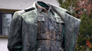 Lefejezték Josip Tito korábbi jugoszláv vezető bronzszobrát