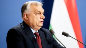 Megérkezett a Mikulás Orbán Viktorhoz, adományozásra készül a kormányfő