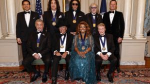 Donald Trump kiosztott pár díjat a Kissnek és Stallonénak, majd odaszúrt Jimmy Kimmelnek