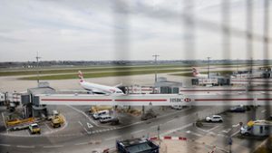 Fegyveres rendőrök lepték el a Heathrow repülőteret, nagy a biztonsági készültség