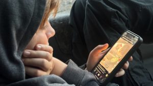 Ausztráliában hatályba lépett a 16 év alattiakra vonatkozó tilalom a közösségi média használatában