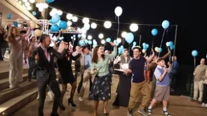 A Legénybúcsút nem kell túl komolyan venni, a film sem veszi komolyan magát