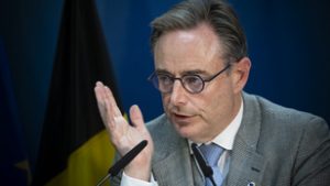 Az Európai Unió megfenyegette a belga miniszterelnököt, Orbán Viktor sorsára juthat, ha nem enged