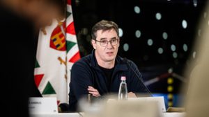 Karácsony Gergely a középső ujját mutatva jelentette be, hogy sikerült rendezniük a tartozásokat, nincs csőd