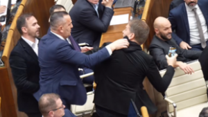 „Mi van, te f*sz?!” – Vizes palackkal dobták meg a volt miniszterelnököt a szlovák parlamentben