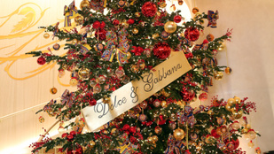 Itt állnak idén a világ legstílusosabb, divatházak tervezte karácsonyfái