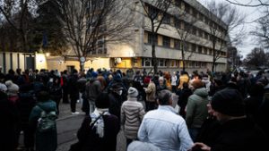 Teljes rendőrségi zárlat a Szőlő utcában, több ezren tiltakoztak a javítóintézetnél