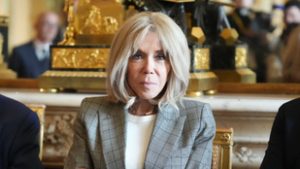 Sajátos módon kért bocsánatot Brigitte Macron, miután „mocskos szajháknak” nevezett feminista aktivistákat