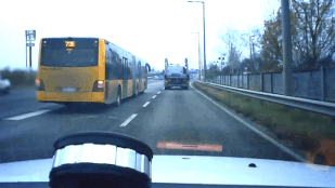 Hajmeresztő módon húzta rá a konténerszállítót a buszra egy sofőr Budaörsnél