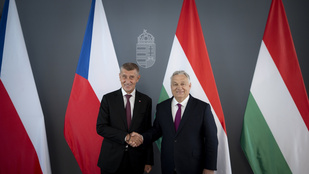 „Visszatért a mi hősünk” – az újraválasztott cseh miniszterelnök mellől jelentkezett be Orbán Viktor