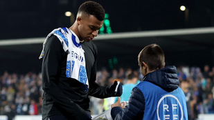 Elképesztő gesztus Kylian Mbappétól, bearanyozta a labdaszedő kisfiú napját