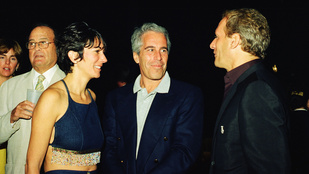 Újabb fotók kerültek elő Epstein hagyatékából, női testrészekre írt Lolita-idézetek is szerepelnek a képeken