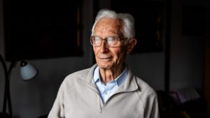 A vörös borra és a munkára esküszik a 98 éves sztármatematikus