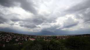 Borongós, enyhe idő és sűrű köd nehezítheti a közlekedést