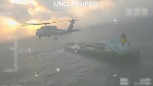 Donald Trump beváltotta fenyegetését, videón, ahogy elfoglalnak egy olajszállító hajót