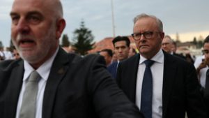 „Vér tapad a kezedhez” – üvöltötték a palesztinpárti ausztrál miniszterelnöknek a Bondi Beach-megemlékezésen