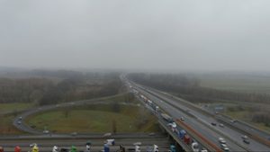 Dudálva araszol a kamionsor az M3-ason, már több kilométeres a dugó a tüntetők miatt